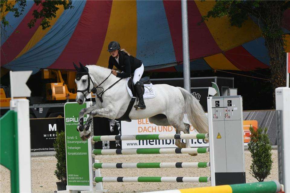 Im Sattel von ihrem Wallach Curado beendete die für den ZRFV Borken startende Henrike-Sophie Boy eine Springpferdeprüfung Klasse L mit der Wertnote 8,5 auf Platz zwei.