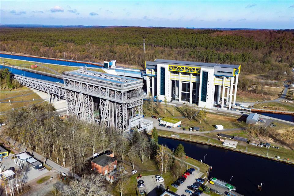 Im Schiffshebewerk startet die Saison für Besucherinnen und Besucher. (Archivbild)Patrick Pleul/dpa