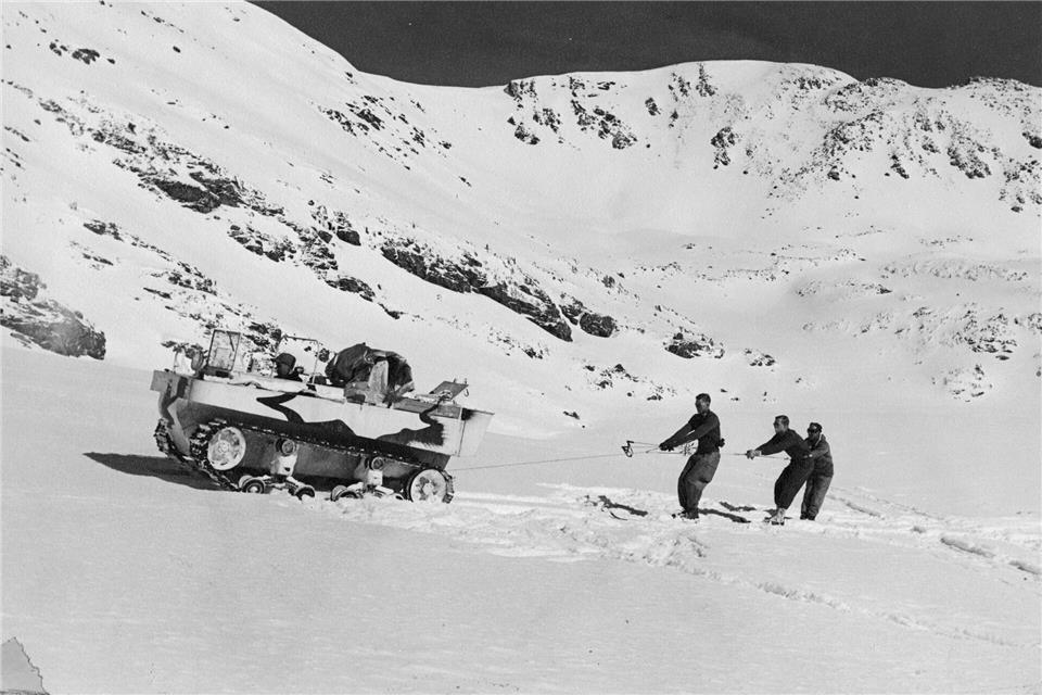 Im Schlepptau: Soldaten hinter einem Kettenfahrzeug um 1943/44.10th Mountain Division Resource Center/Denver Public Library/dpa-tmn