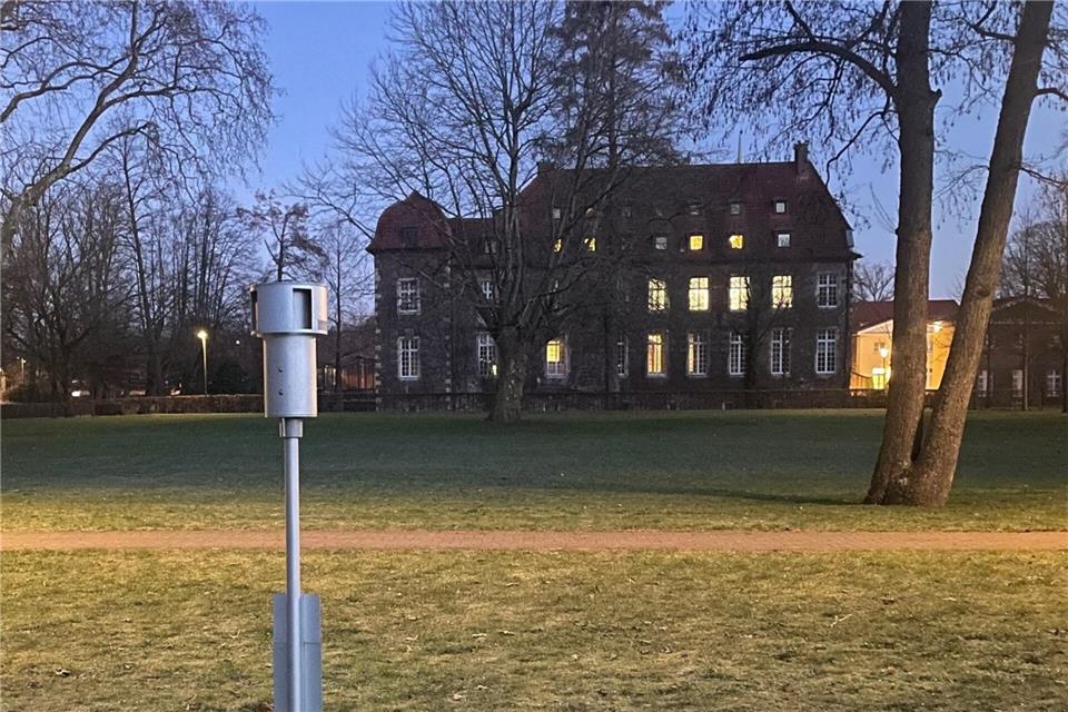 Im Schlosspark ist eine neue Luftqualität-Messstelle installiert worden. Eine zweite steht am Rathaus.