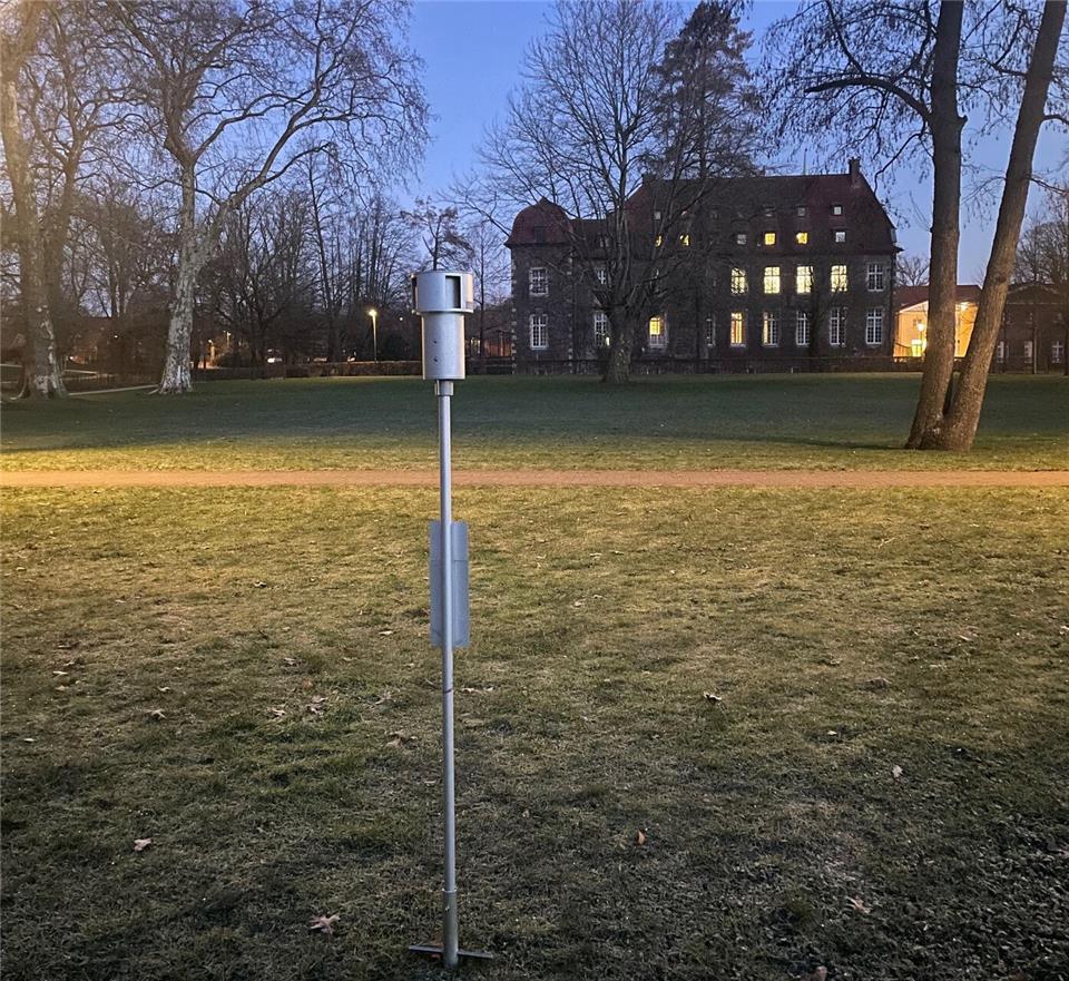Im Schlosspark ist eine neue Messstelle installiert worden. Damit soll die Luftqualität überprüft werden.