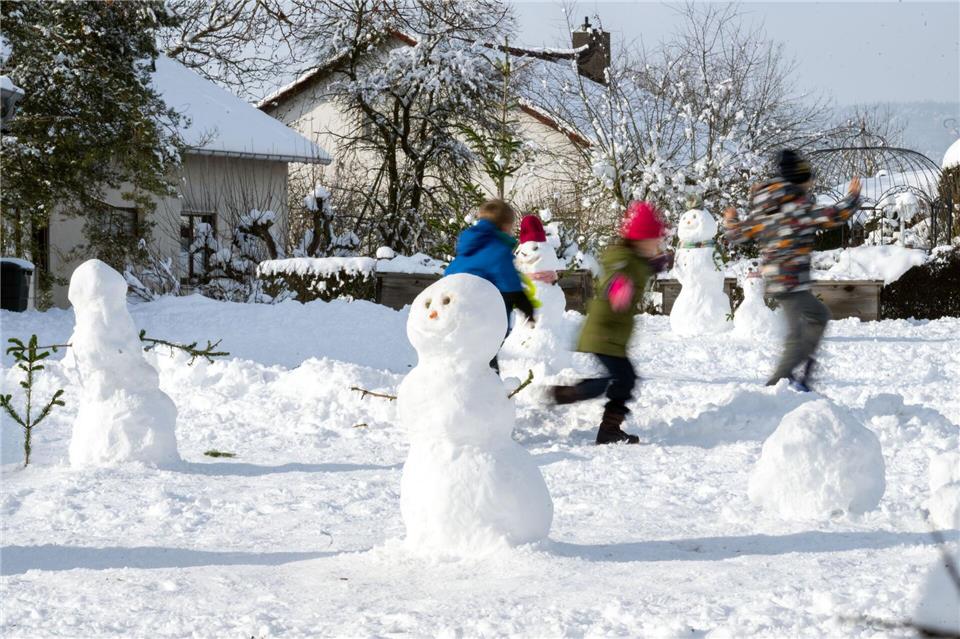 Im Schnee spielen - dafür haben die meisten Kinder heute in Bayern vormittags keine Zeit mehr. (Symbolbild)Pia Bayer/dpa