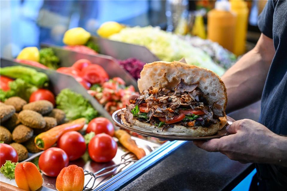 Im Schnitt kostete ein Döner im vergangenen Jahr 7,11 Euro. (Archivbild)Jens Kalaene/dpa