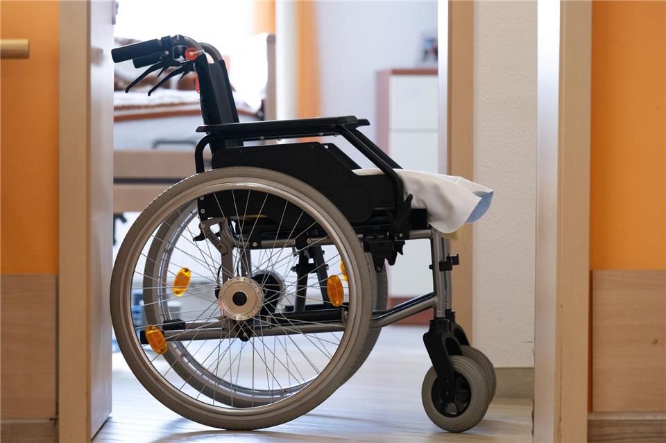 Im Schnitt müssen Pflegebedürftige in Thüringen nach neuesten Zahlen 2.909 Euro für den Platz im Pflegeheim zuzahlen. (Symbolfoto)Sebastian Kahnert/dpa