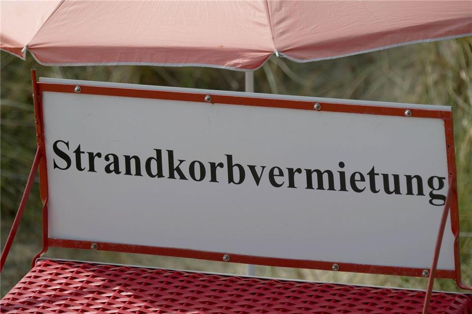 Im Schnitt muss für einen Strandkorb an der Ostsee etwas mehr gezahlt werden als an der Nordsee. (Archivbild)Stefan Sauer/dpa
