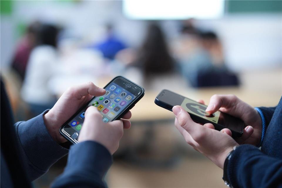Im Schnitt verbringen Jugendliche unter der Woche 4,5 Stunden und an Wochenendtagen 6,1 Stunden vor Handys, Tablets oder dem Fernseher. (Symbolbild)Marcus Brandt/dpa