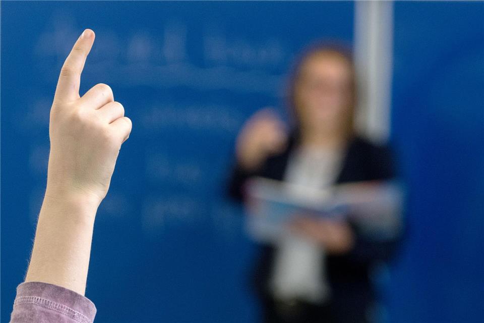 Was dürfen Lehrkräfte - und was nicht? Im Schulalltag gibt es viele Regeln - für Schülerinnen und Schüler ebenso wie für Lehrkräfte. (Symbolbild)Armin Weigel/dpa