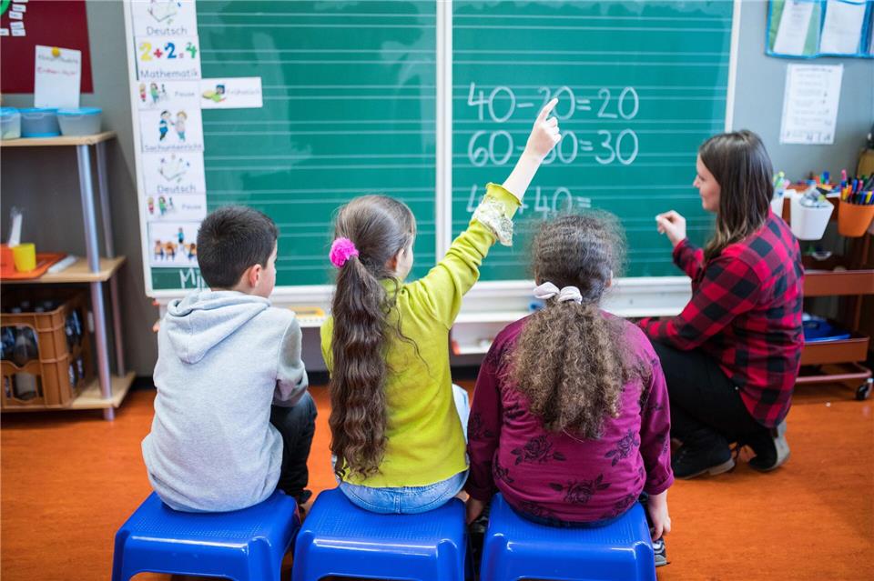 Im Schuljahr 2026/27 beginnt der Anspruch auf einen Ganztagsplatz an Grundschulen mit der ersten Klasse. (Archivbild)picture alliance / Marcel Kusch/dpa