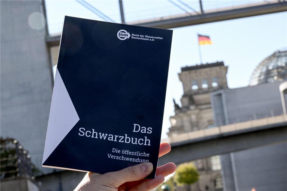 Im Schwarzbuch listet der Bund der Steuerzahler jedes Jahr Beispiele auf, wo aus seiner Sicht Steuergelder verschwendet wurden - und kritisiert unter anderem die Ausgaben des Bundestags.Britta Pedersen/dpa