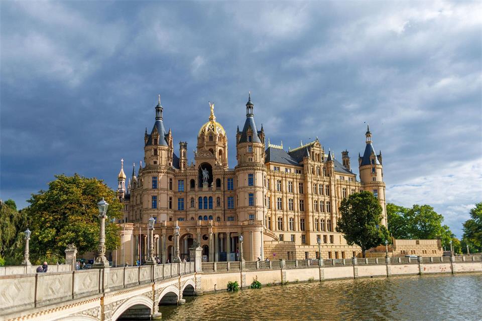 Im Schweriner Schloss hat der Landtag von Mecklenburg-Vorpommern seinen Sitz. (Archivbild)Jens Büttner/dpa