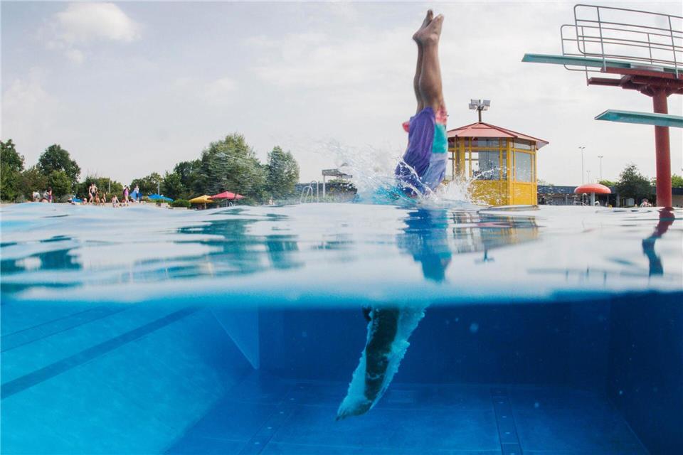 Im Schwimmbecken finden sich Chlor und Harnstoff - diese Stoffe können Augen empfindlich reizen.picture alliance/dpa
