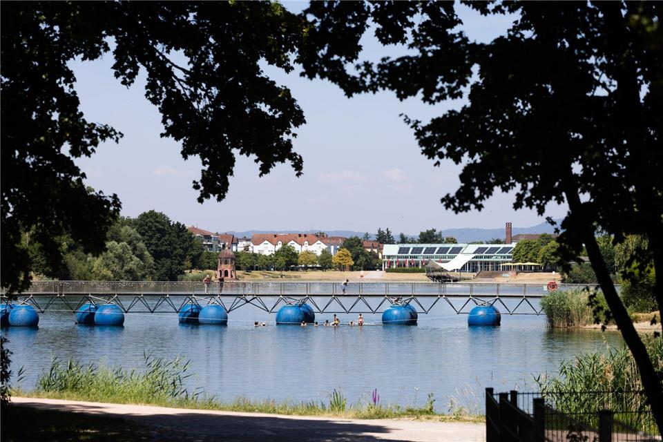 Im Seepark ist ein Nichtschwimmer von der Pontonbrücke ins Wasser gestürzt. Philipp von Ditfurth/dpa