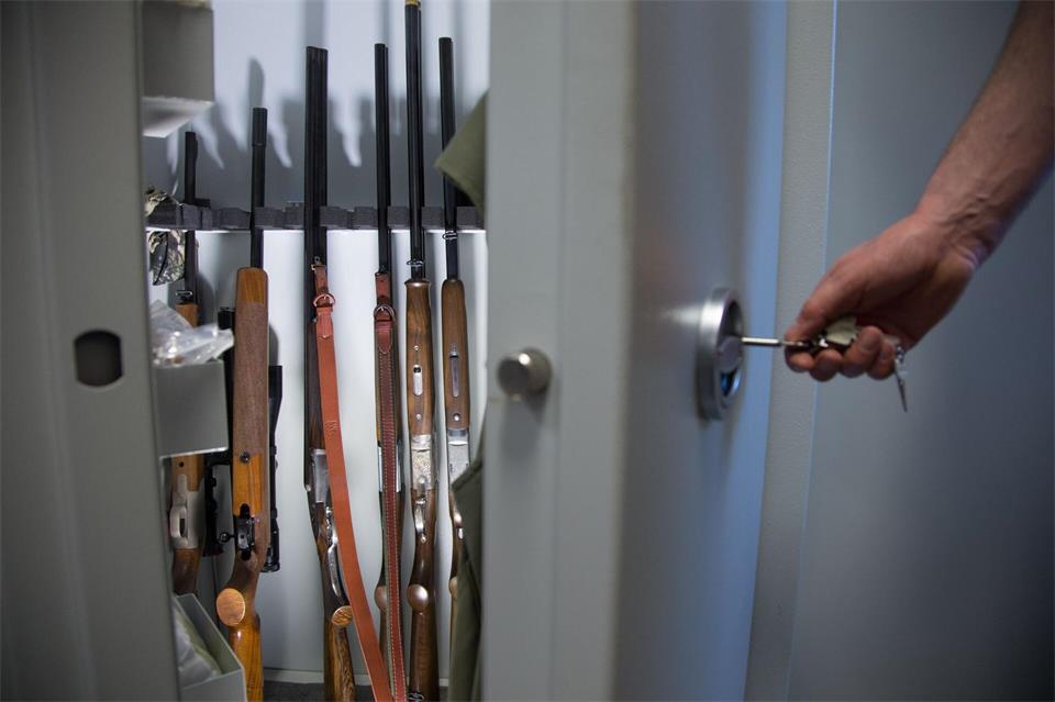 Im September 2026 gab es in Thüringen etwa 28.300 Männer und Frauen, die die Erlaubnis hatten, legal scharfe Waffen zu besitzen. (Symbolbild)Friso Gentsch/dpa