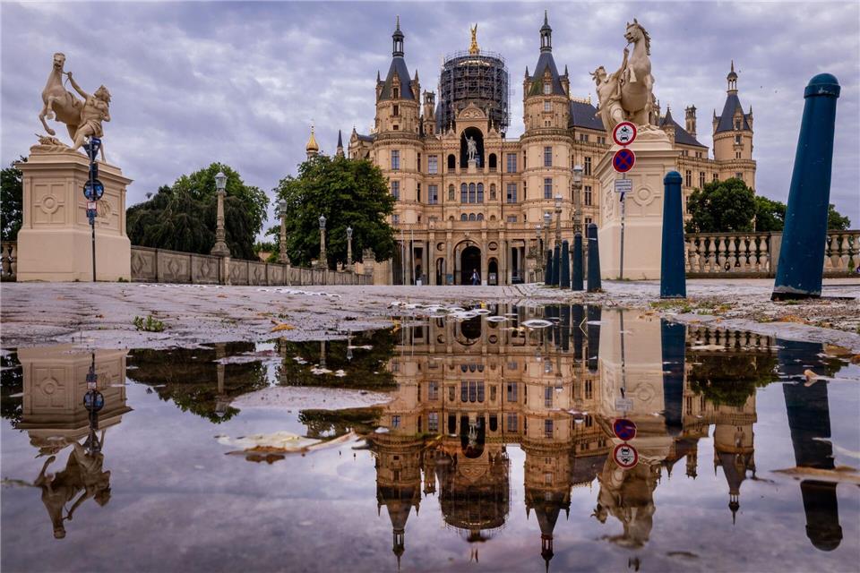 Im September 2026 wird bei der nächsten Landtagswahl darüber entschieden, welche Parteien dem Parlament im Schweriner Schloss angehören. (Archivbild)  Jens Büttner/dpa