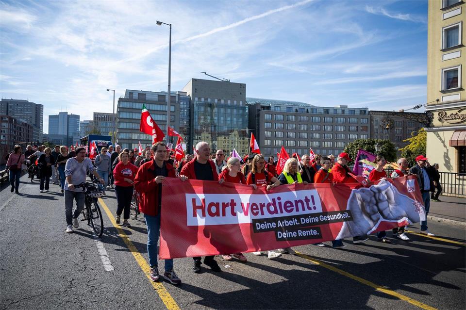 Im September demonstrierten Zehntausende auf DGB-Demos gegen Sozialabbau, nun warnen DGB und andere Verbände vor konkreten Kürzungsplänen. (Archivbild)Christophe Gateau/dpa