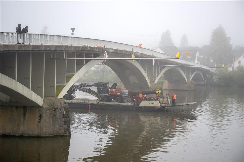 Im September ist zudem ein Kreuzfahrtschiff mit der Römerbrücke in Trier kollidiert. (Archivbild) Harald Tittel/dpa
