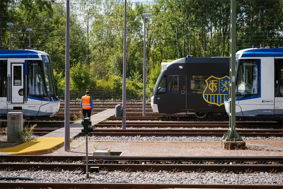 Im September könnten die Saarbahn-Wagen jederzeit stillstehen. (Symbolbild)Oliver Dietze/dpa