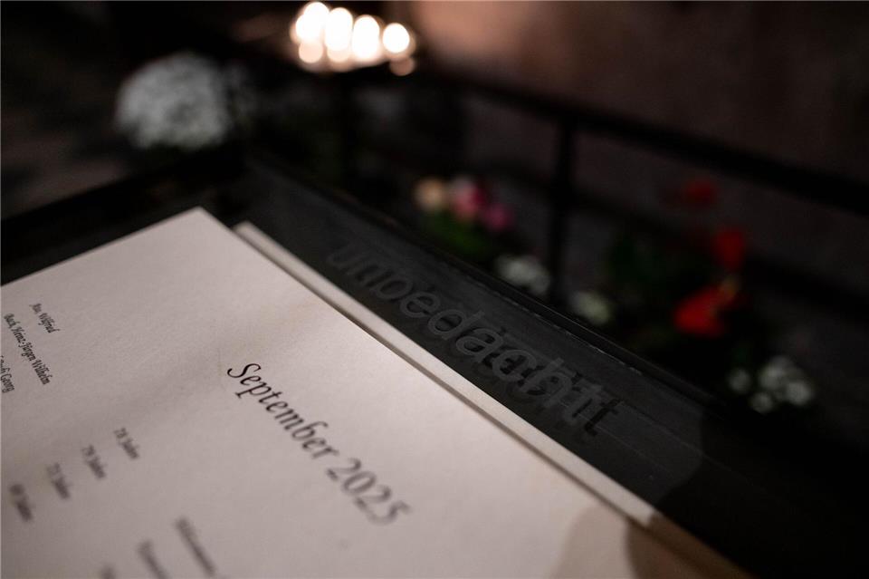 Im September sind in Essen 16 Menschen ordnungsbehördlich bestattet worden – an diese „unbedacht verstorbenen“ wird in einem Gottesdienst erinnert. Fabian Strauch/dpa