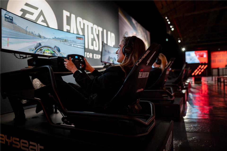 Formel 1-Ausstellung startet in Oberhausen Im Simulator selbst eine Formel 1-Runde drehen - bei einer Ausstellung in Oberhausen.Fabian Strauch/dpa