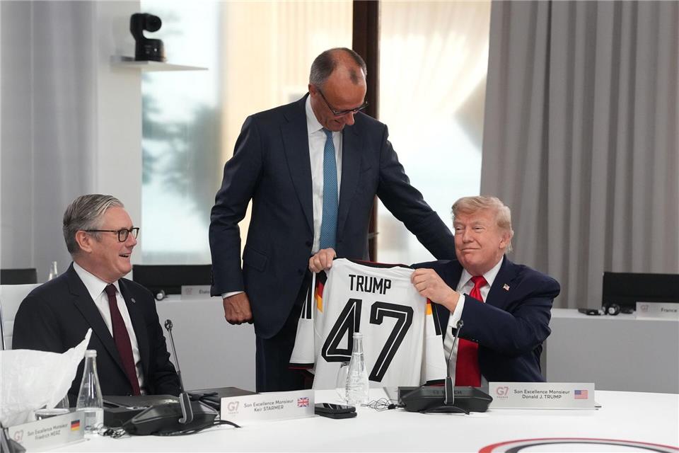 Im Sitzen nahm der US-Präsident sein Geschenk entgegen. Thibault Camus/Pool AP/AP/dpa