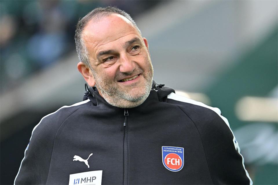 Im Soll: FCH-Coach Frank Schmidt kann auf der Ostalb gewohnt ruhig seiner Arbeit nachgehen. (Archivbild)Swen Pförtner/dpa