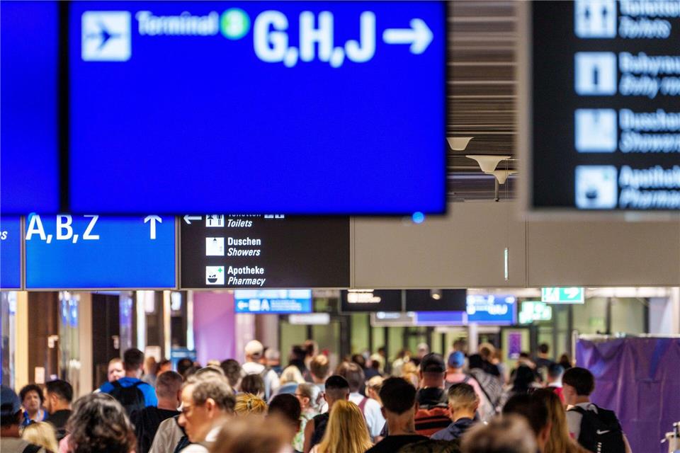Im Sommer-Hochbetrieb sorgt das neue EU-Grenzverfahren für zusätzliche Wartezeiten am Flughafen. (Symbolbild)Andreas Arnold/dpa
