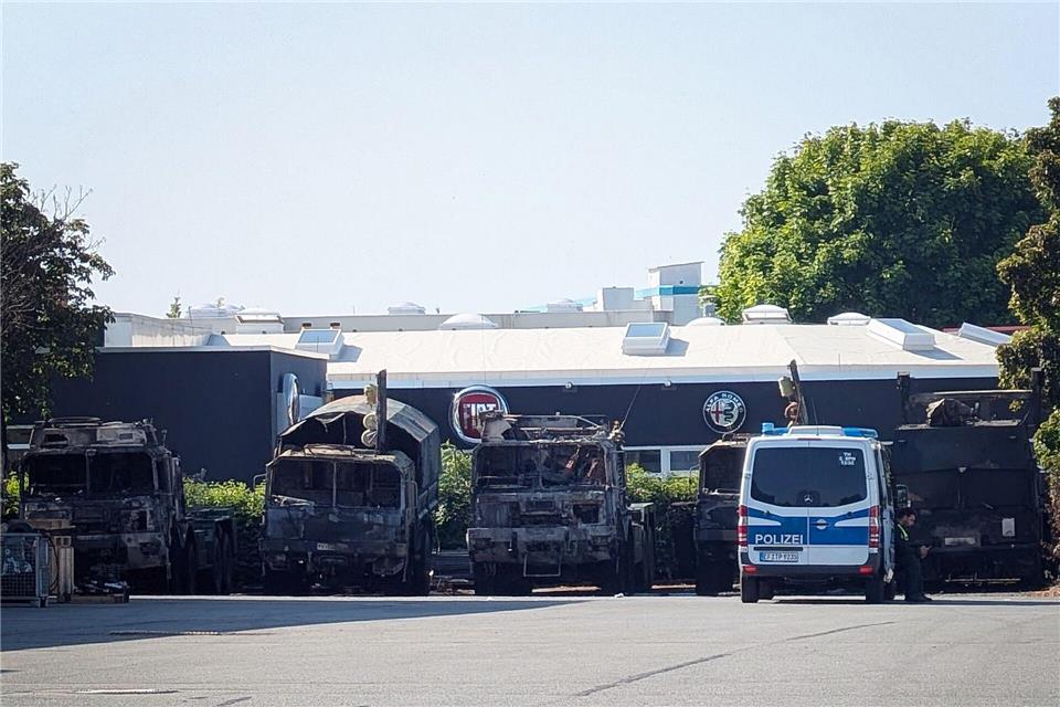 Im Sommer brannten in Erfurt sechs Lastwagen der Bundeswehr, die Staatsanwaltschaft nahm drei Beschuldigte ins Visier - jetzt richten sich die Ermittlungen aber wieder gegen Unbekannt. (Archivbild)Martin Wichmann/WichmannTV/dpa