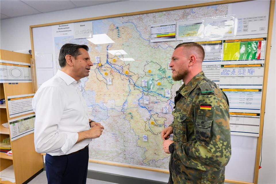 Im Sommer informierte sich Niedersachsens Ministerpräsident Lies (l.) beim Landeskommando der Bundeswehr. (Archivbild)Julian Stratenschulte/dpa