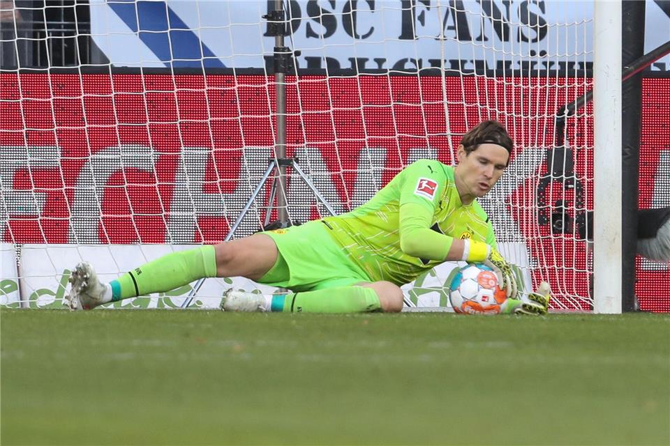 Im Sommer ist Schluss: Marwin Hitz beendet seine Fußball-Karriere. (Archivbild)Friso Gentsch/dpa