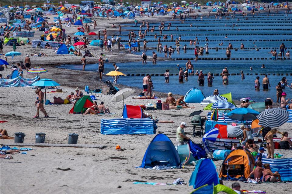 Tourismusbranche in MV zieht positives Zwischenfazit Im Sommer kommen die meisten Gäste nach Mecklenburg-Vorpommern, da locken die Strände. (Archivbild) Jens Büttner/dpa