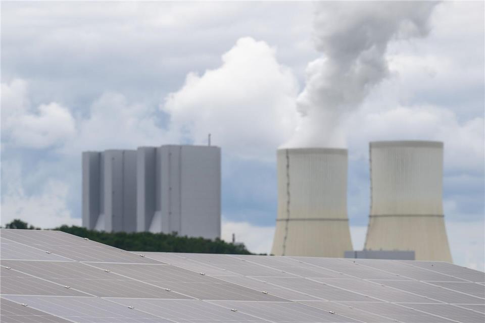 Im Sommer liefern Solaranlagen viel Strom ins Netz. Braunkohlekraftwerke wie hier in Lippendorf bei Leipzig laufen deswegen in dieser Zeit häufig nur mit halber Kraft. (Archivbild)Hendrik Schmidt/dpa