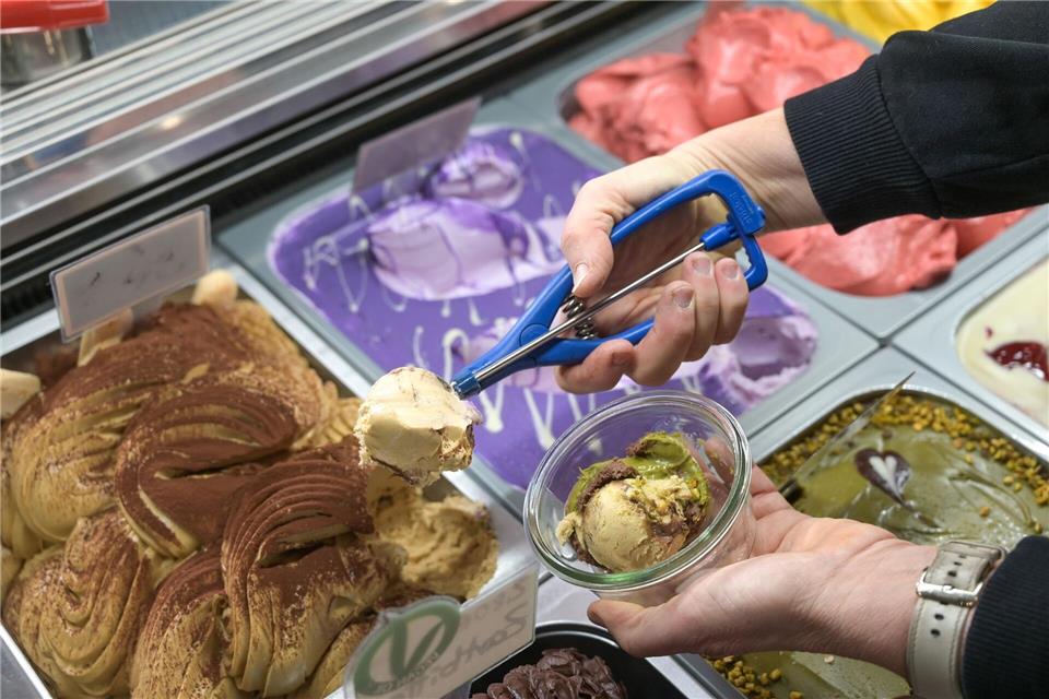 Im Sommer sind Sorbets und Fruchteissorten sehr beliebt. (Archibild)Heiko Rebsch/dpa