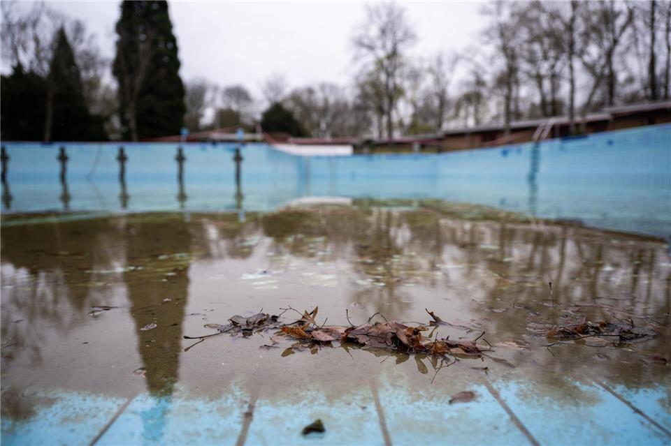 Im Sommerbad Humboldthain liegt Laub im Schwimmbecken. (Archivbild)Christophe Gateau/dpa