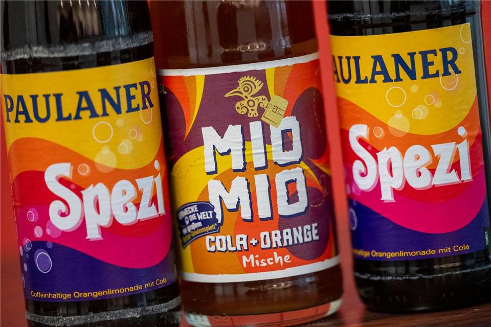Im Spezi-Streits kritisiert Paulaner die Farbgestaltung der Cola-Orange-Mische von Mio Mio. Die Bayern erinnert sie zu sehr an die eigenen Spezi-Flaschen. (Archivbild)Peter Kneffel/dpa