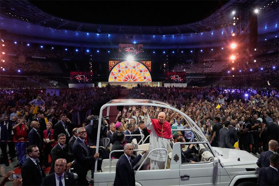 Im Stade de France hat der Papst junge Menschen zu Mitmenschlichkeit und Gerechtigkeit aufgerufen.Gregorio Borgia/AP/dpa