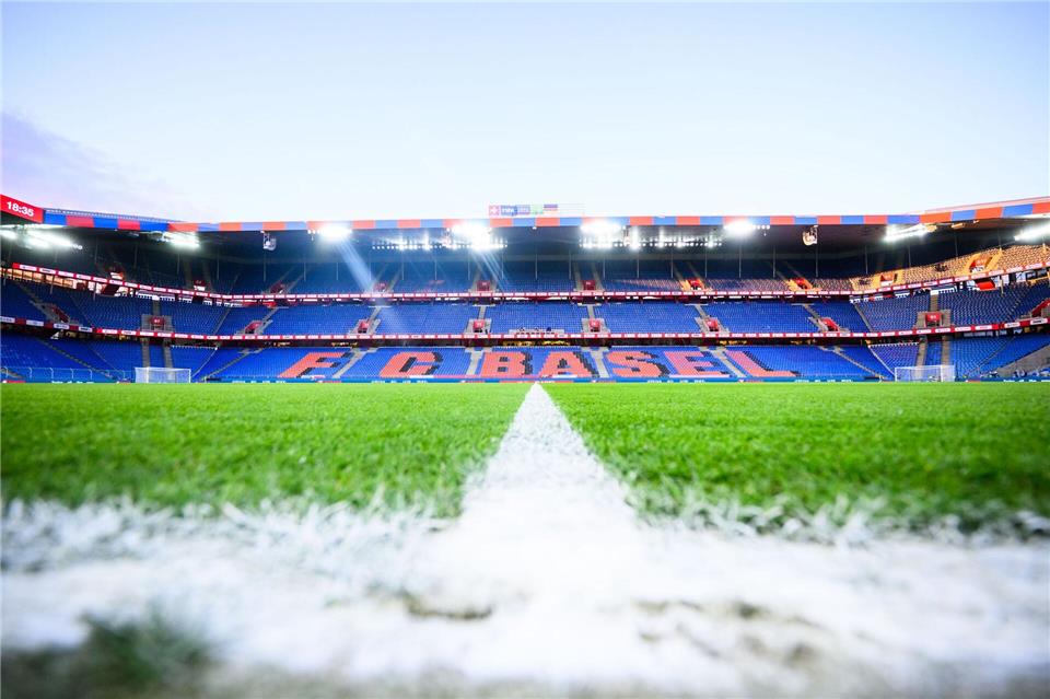 Im Stadion des FC Basel vernichtete ein Feuer im Kabinentrakt Fußballschuhe und Trikots. (Archivbild)Tom Weller/dpa