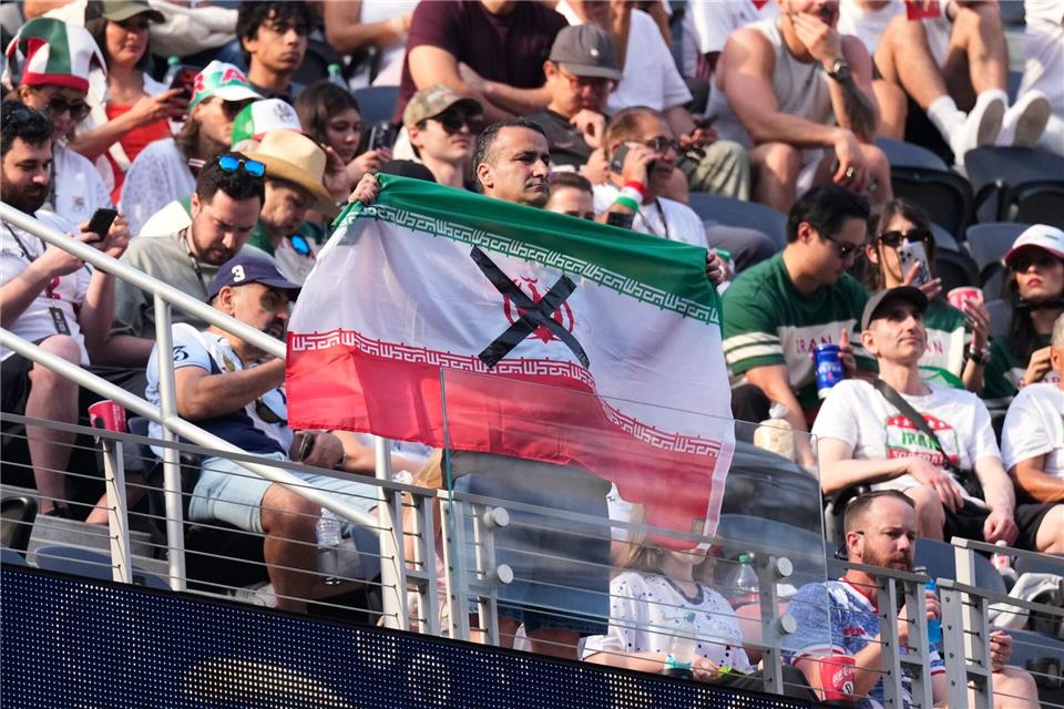 Im Stadion waren Protestbekundungen zu sehen. Mark J. Terrill/AP/dpa