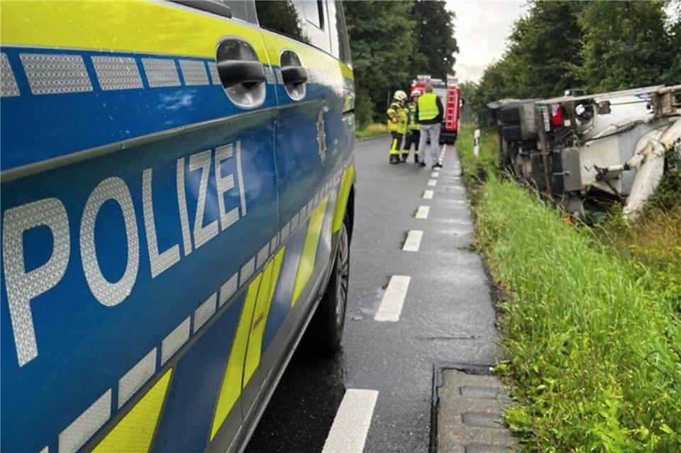 Im Straßengraben gelandet:der Betonmischer an der Kreisstraße 63 bei Vreden.