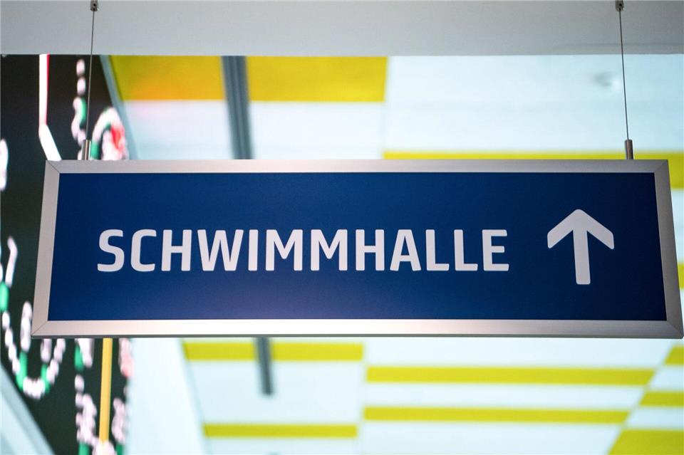 Im Streit um Bäder-Zuschüsse fordern 23 Bürgermeister und drei Landräte, alle Kommunen zu berücksichtigen. (Symbolbild)Sina Schuldt/dpa