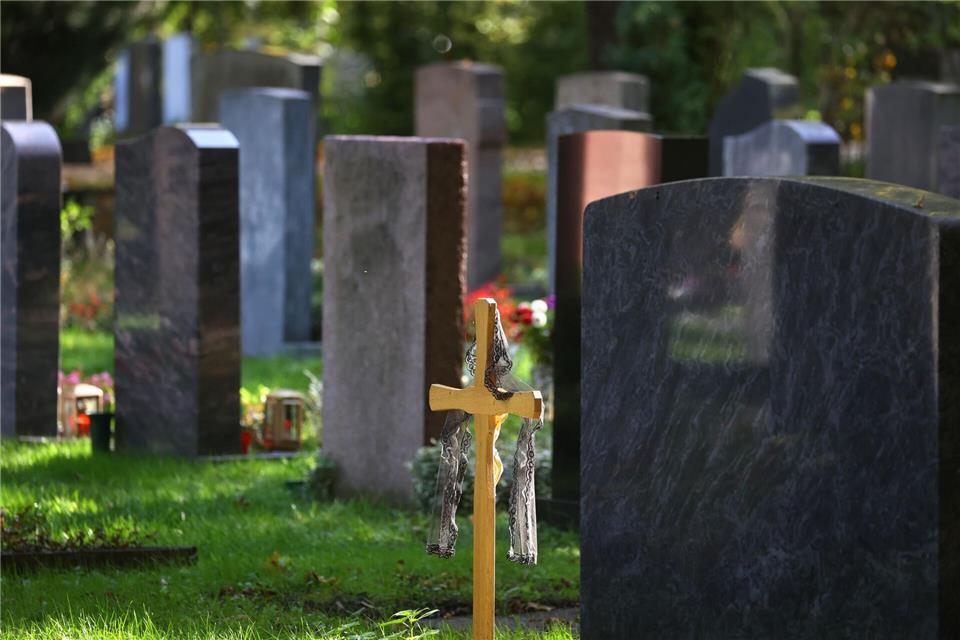 Im Streit um die Bestattung eingeäscherter Personen in Aschebeuteln zeigt sich das betroffene Bestattungsunternehmen verwundert. (Symbolbild)Karl-Josef Hildenbrand/dpa