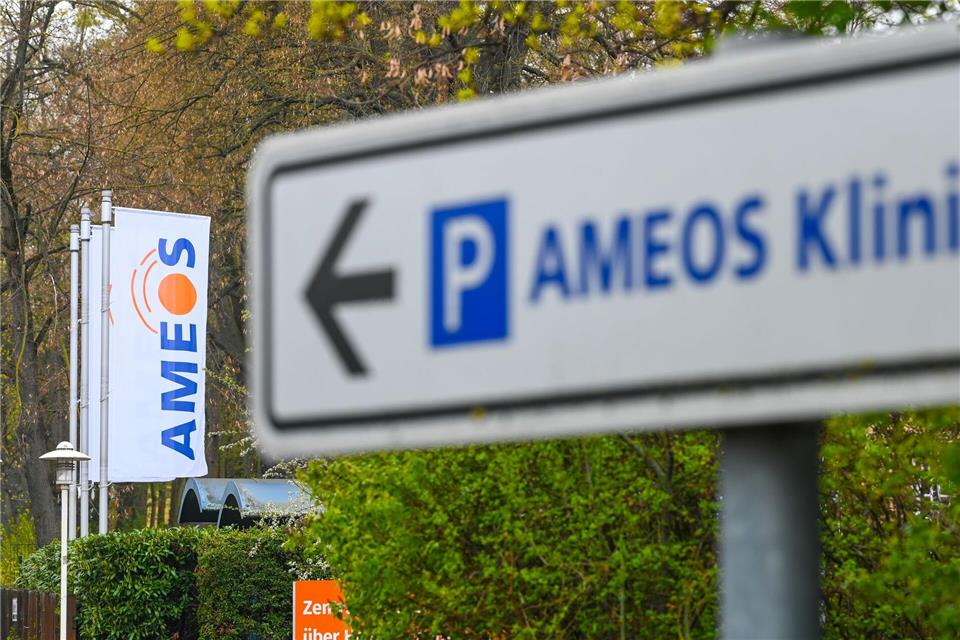 Im Streit um die Salzlandkliniken fordert Ameos fast sechs Millionen Euro vom Landkreis. Der Kreis hält die Ansprüche für „haltlos“ und prüft rechtliche Schritte. (Archivbild)Heiko Rebsch/dpa