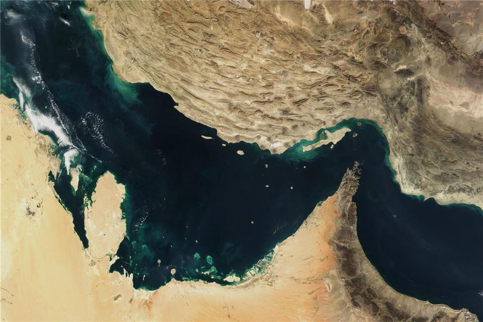 Im Streit um die Straße von Hormus stehen der Iran und Oman angeblich kurz vor einer Einigung. (Archivbild)-/The Visible Earth/NASA/dpa