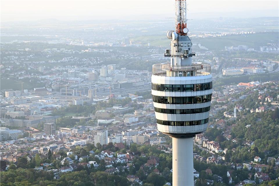 Im Stuttgarter Fernsehturm gibt es nicht nur Essen, sondern auch Yoga-Events oder Weinverkostung. (Archivbild)Bernd Wei�brod/dpa