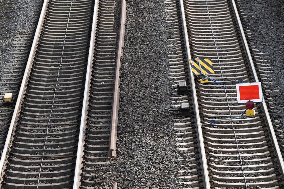Im Süden Baden-Württembergs müssen sich Fahrgäste auf Streckensperrungen einstellen. (Foto-Illustration)Sebastian Gollnow/dpa