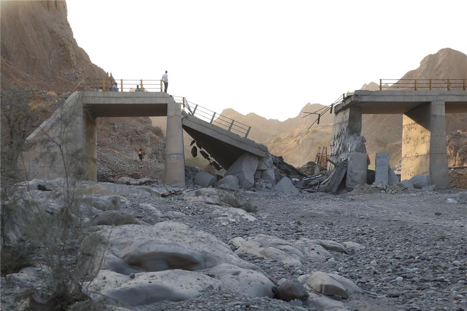Im Süden Irans hat das US-Militär auch Brücken angegriffen.Amirhosein Khorgooi/Iranian Students‘ News Agency/AP/dpa