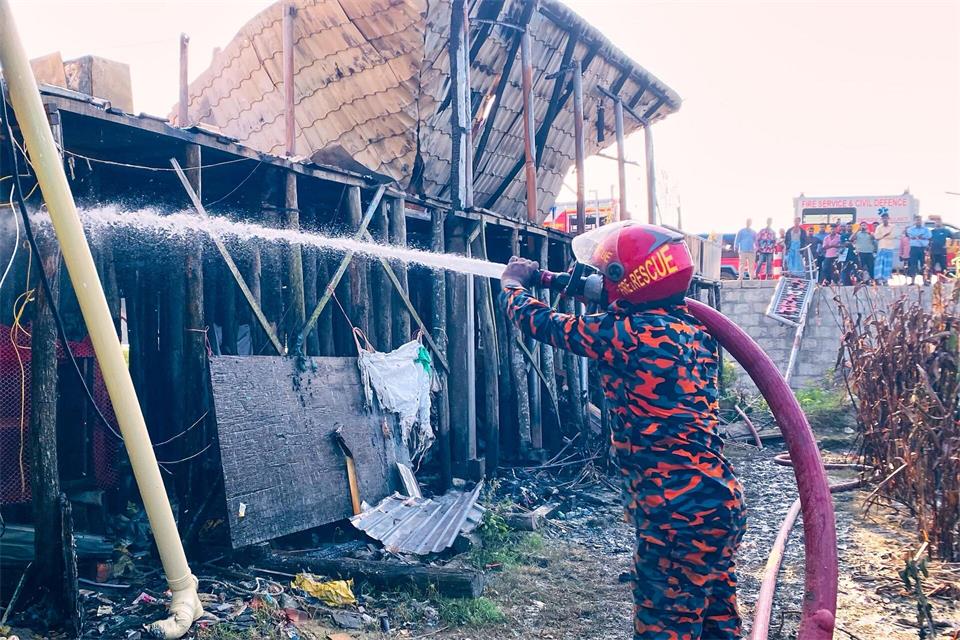 Im Südosten Bangladeschs ist eine Hotelanlage in Flammen aufgegangen.Shamimul Islam Faisal/AP/dpa