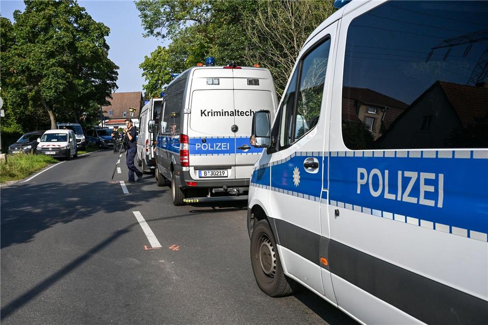Arbeiten dauern nach Stromausfall an Im Südosten Berlins sorgt ein mutmaßlich gelegter Brand an Strommasten für einen großen Stromausfall – Polizei und Netzbetreiber sind im Einsatz.Jens Kalaene/dpa