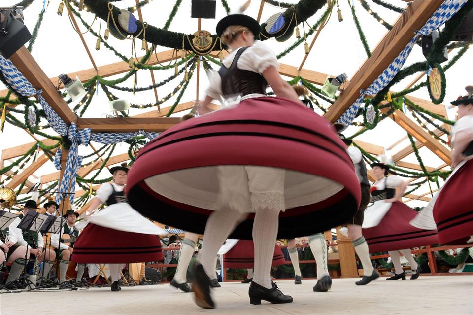 Im Südteil des Festgeländes findet die Oide Wiesn statt - mit einem günstigen Bierpreise im Museumszelt. (Archivbild)Andreas Gebert/dpa