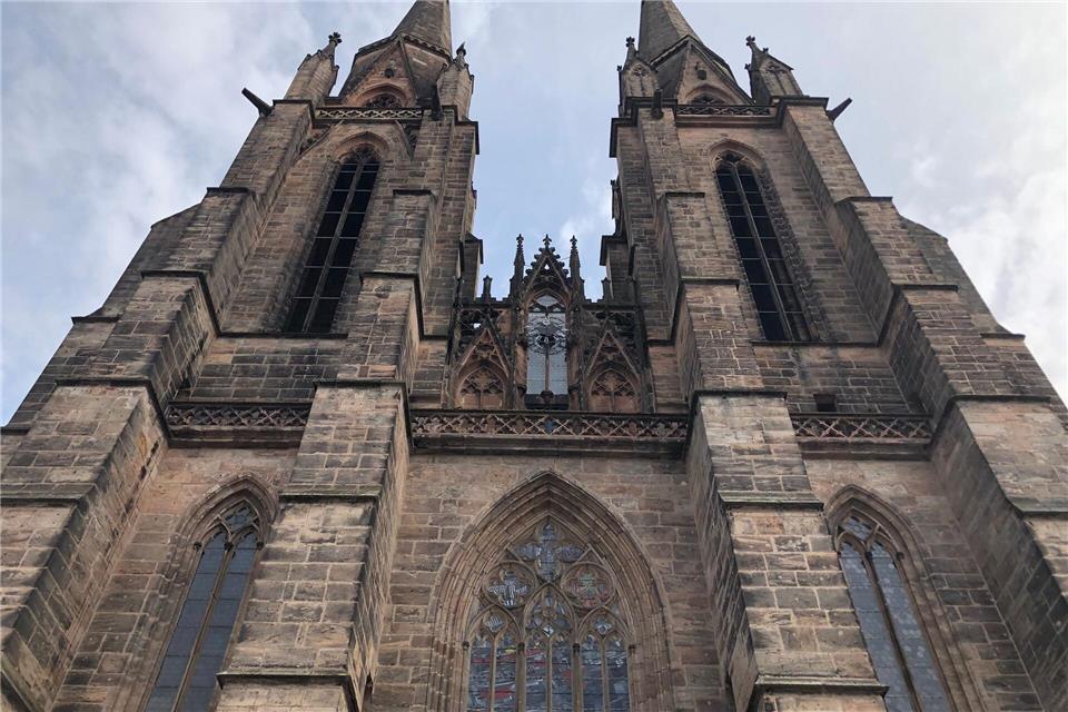 Im Südturm der Elisabethkirche befindet sich der Brutkasten der Vögel. (Archivbild)Christine Schultze/dpa