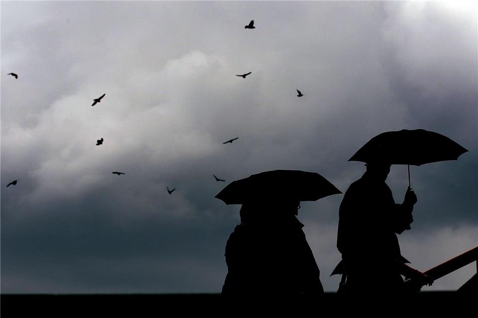 Im Tagesverlauf dürfte sich der Regenschirm noch lohnen, bevor es am Samstag etwas freundlicher wird. (Archivbild)Oliver Berg/dpa